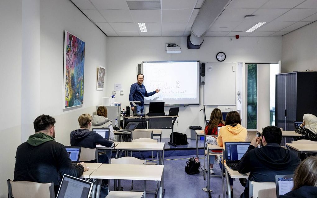 Examenleerlingen op het Jan van Brabant College in Helmond. Vanaf maandag mogen alle middelbare scholieren en mbo-studenten wekelijks minimaal een dag naar school. beeld ANP, Robin van Lonkhuijsen.