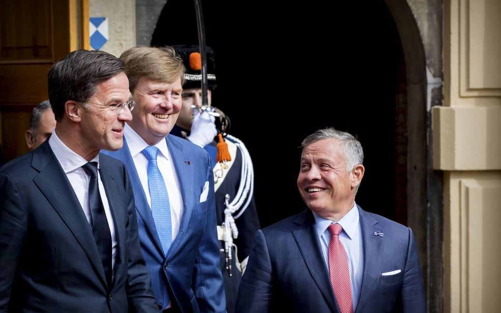 Twee koningen met premier Rutte na de regeringslunch tijdens het bezoek van het Jordaanse koningspaar aan Nederland. beeld ANP, Patrick van Katwijk