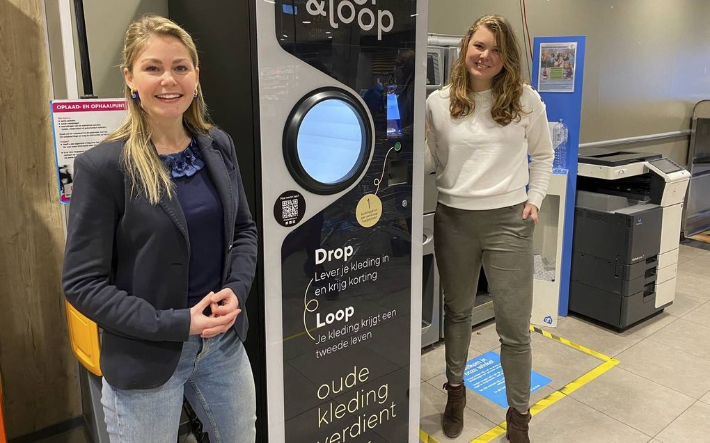 Carlijn Oosthoek (l.) en Suzan de Vries (r.) bedachten een kledingautomaat. beeld A.M. Alblas