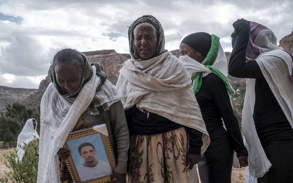 Nabestaanden treuren om de slachtoffers van een massaslachting in de Ethiopische plaats Dengolat, eind vorige week. beeld AFP, Eduardo Soteras