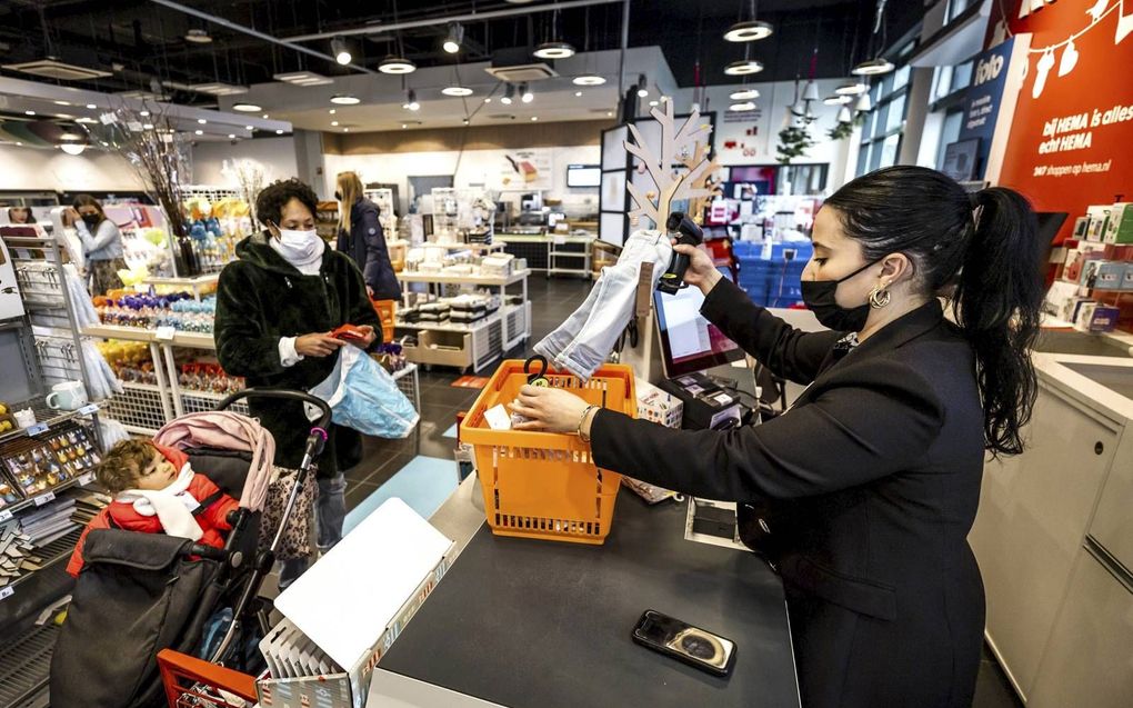 Een klant bezoekt een filiaal van Hema in Amsterdam. Niet-essentiële winkels mogen klanten weer verwelkomen op afspraak. Er mogen per verdieping twee klanten aanwezig zijn en zij krijgen een tijdslot toegewezen. beeld ANP, Remko de Waal