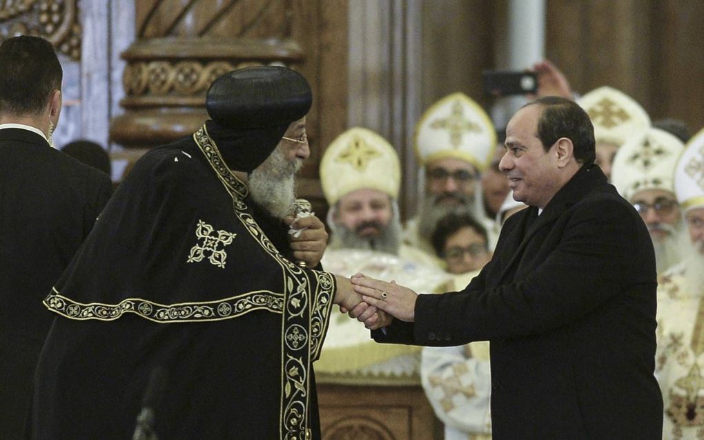 President Abdel Fattah al-Sisi (r.) spreekt de Koptische paus Tawadros II tijdens de inhuldiging van een kathedraal, 2019. beeld AFP, Mohamed el-Shahed