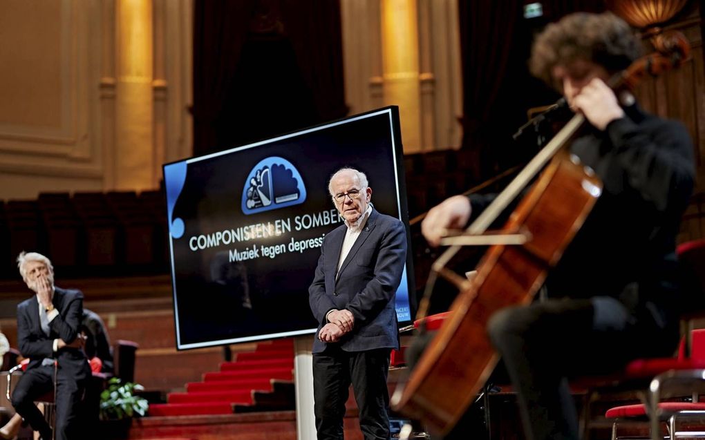 De hoogleraren Erik Scherder (l.) en Dick Swaab luisteren tijdens hun college in het Concertgebouw naar cellist​ Alexander Warenberg. beeld Milagro Elstak​