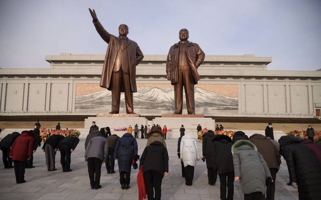 Noord-Koreanen in de hoofdstad Pyongyang bewijzen eer aan de overleden leiders Kim Il Sung en Kim Jong Il ter gelegenheid van de 79e geboortedag van Kim Jong Il, 16 februari 2021. beeld AFP, Kim Won Jin