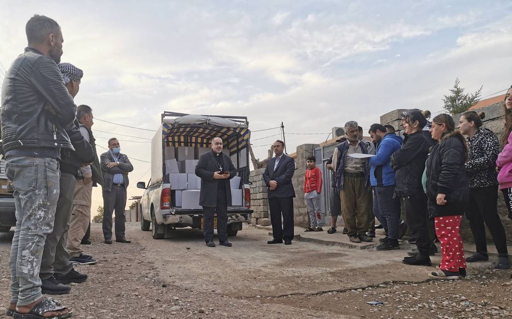 Pastor Johanna Marten (m.) deelt het Woord in het kleine Chaldeeuws dorp Naf Kandala in de Koerdische bergen. beeld Jacob Hoekman