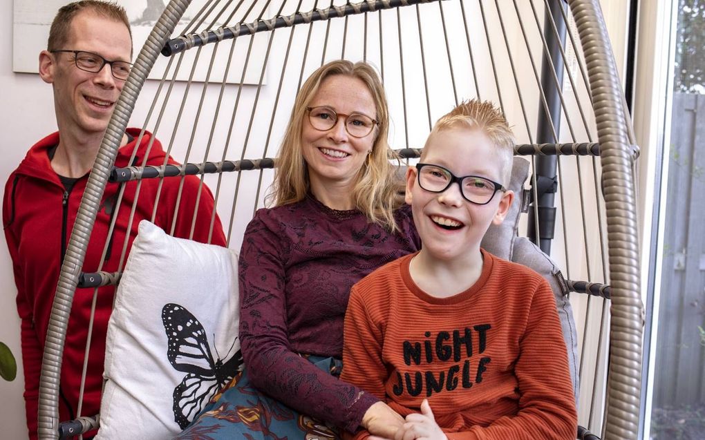 Floris Mol met zijn ouders. Moeder Mirjam is voltijds mantelzorger. De geboorte van een gehandicapte zoon veranderde veel in het gezin in Hendrik-Ido-Ambacht. beeld Dirk Hol