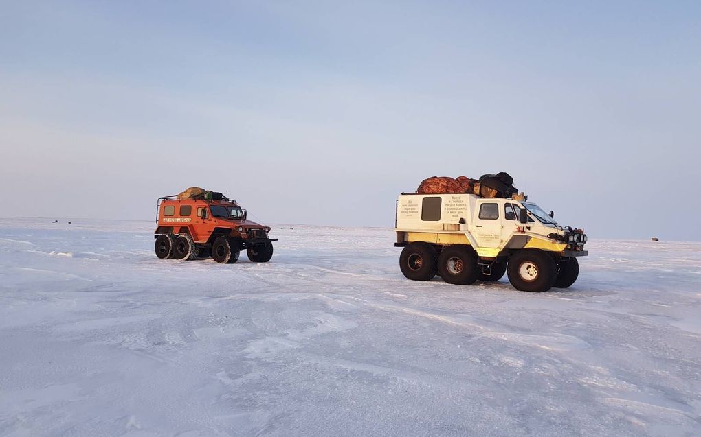 Evangelist Oleg Lyubich heeft in het winterseizoen steeds korter de tijd om met trekols (zie foto) en sneeuwscooters het evangelie te brengen bij de lokale bevolking.  beeld Friedensstimme