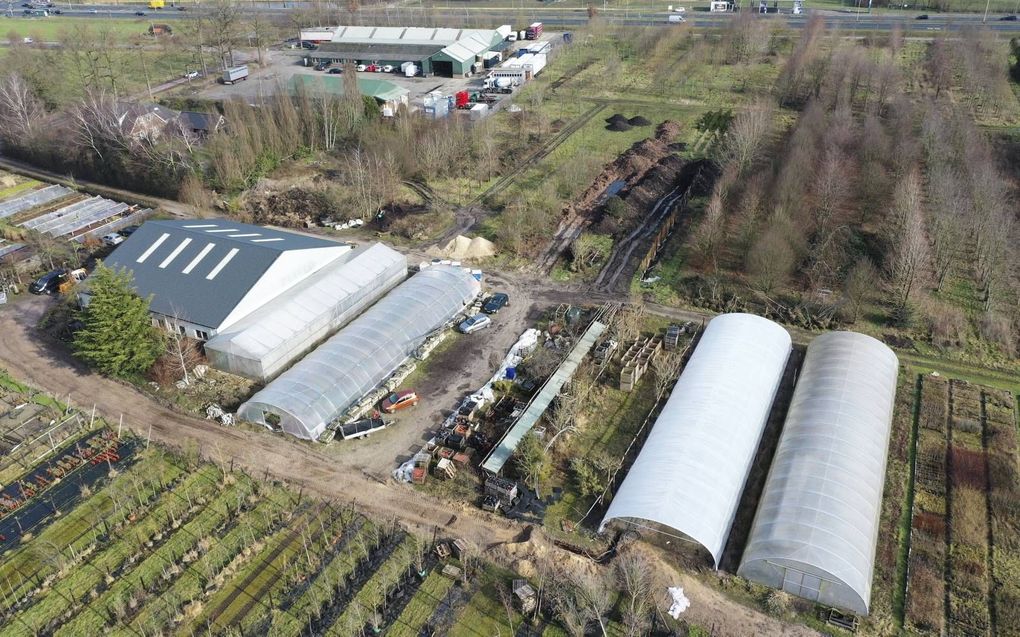 De kwekerij van Huiberts met op de achtergrond de compostberg. beeld VidiPhoto