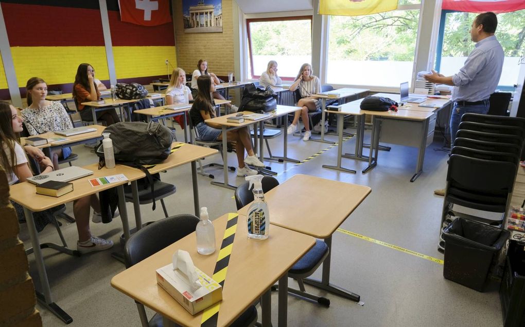 Jongeren gaan verschillend om met de maatregelen, merkt pedagoog Micha de Winter. Het merendeel conformeert zich, een kleiner deel niet. Foto: Van Lodenstein College. beeld Sjaak Verboom