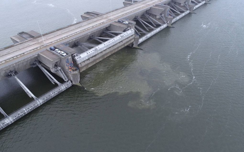 Op 16 januari 2019 gingen de sluizen in de Haringvlietdam op een kier open. Te zien is dat het zoute water binnendringt. beeld Rijkswaterstaat