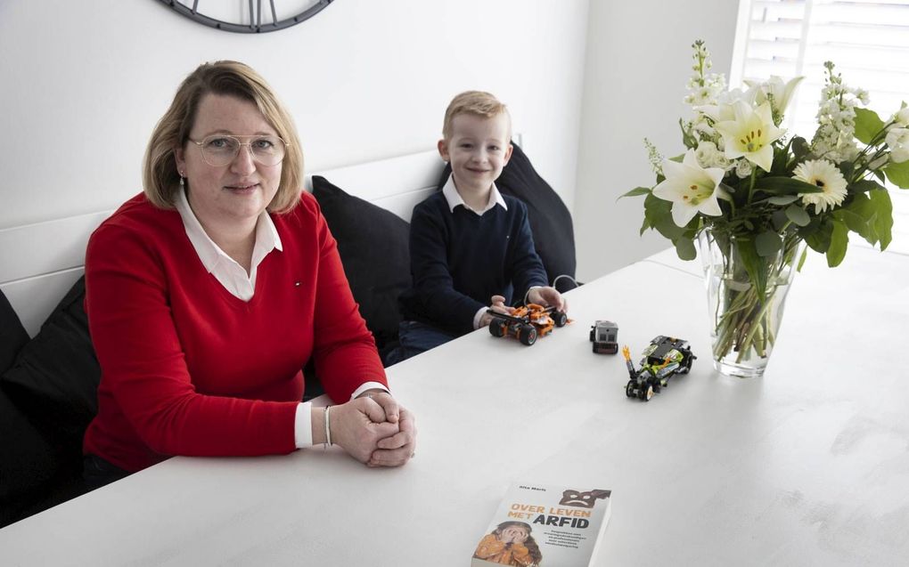 Rita Maris met haar zoontje Daniël (6). Als ontbijt eet hij pap, als lunch een lichtbruine boterham met pasta en als diner een potje Olvarit. beeld RD, Anton Dommerholt