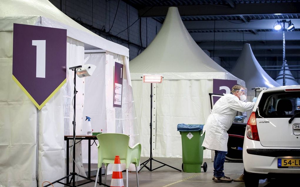 Aanzienlijk meer mensen lieten zich de afgelopen week testen op corona, meldde het RIVM dinsdag. Het aandeel positieve tests daalde van 8,8 naar 8,1 procent van het totaal. Foto: een teststraat in Bovenkarspel. beeld ANP, Koen van Weel