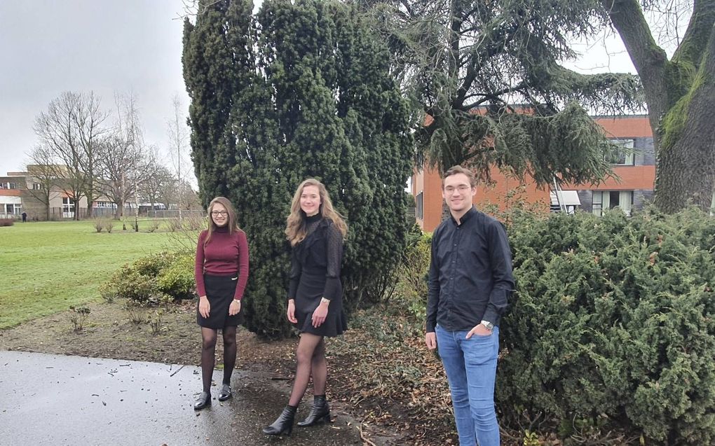 Van links naar rechts: Louise, Lidewey en Thomas. De drie zitten nog op school en startten een eigen onderneming in coronatijd. beeld RD