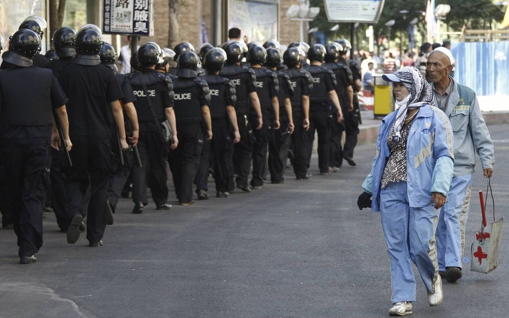 Chinese veiligheidstroepen in Urumqi, de hoofdstad van de Chinese provincie Xinjiang, juli 2009. In 2009 kwam het tot heftige confrontaties tussen Oeigoeren en Han-Chinezen. beeld EPA, Oliver Weiken