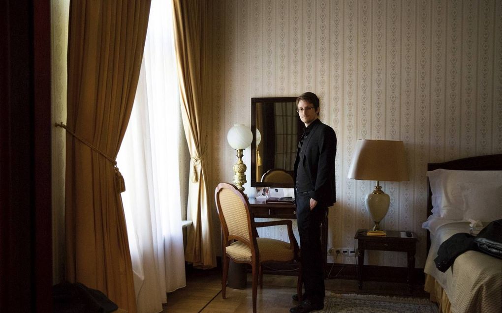 Edward Snowden op een hotelkamer in Moskou, gefotografeerd tijdens een interview met een Zweeds dagblad, 21 oktober 2015. beeld Hollandse Hoogte/AFP, Lotta Hardelin