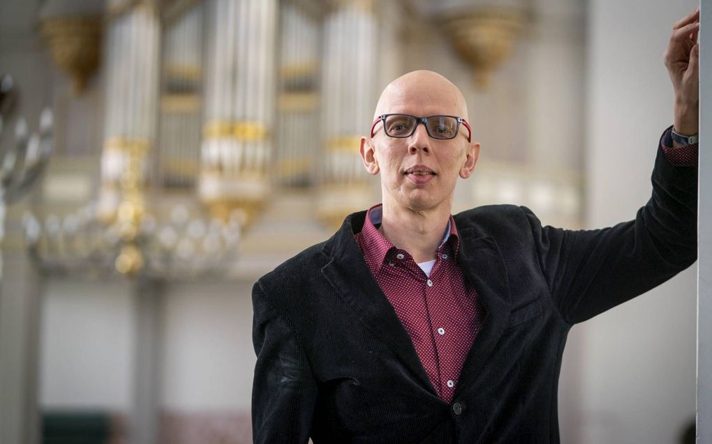 Arjan Versluis in de Grote Kerk in Gorinchem. „Door mijn studie werd de liefde voor het kerklied verdiept.” beeld Cees van der Wal