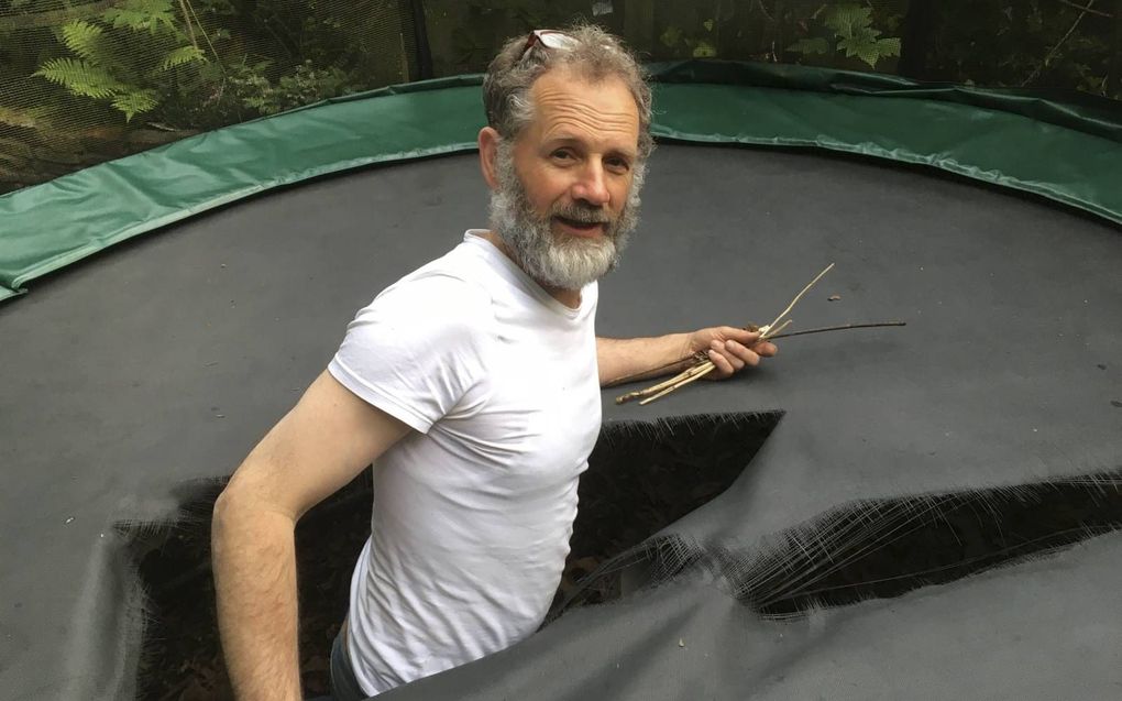 Marianne van der Zalm-Grisnich: „Het dagelijkse werkritueel van mijn man Tony is geworden: iedere pauze na een bak koffie even springen op de trampoline. Even bewegen en buiten zijn. Maar op een keer ging het mis....hij krakte erdoor! We hebben direct een nieuwe springmat aangeschaft!” beeld RD