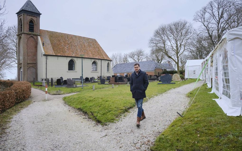 De tent op het kerkhof van Dorkwerd waar sinds de zomer van 2020 openluchtdiensten worden gehouden. beeld RD, Sjaak Verboom