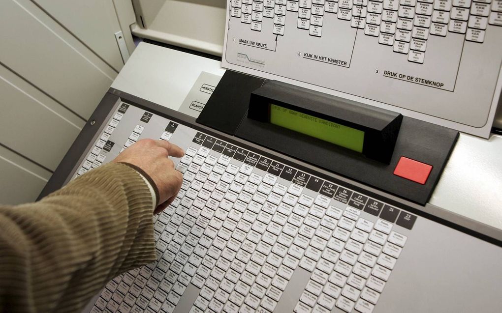 De stemmachine van Nedap ziet er uit als een gewone kandidatenlijst. De zorgen zitten in de techniek. Foto: Tweede Kamerverkiezingen 2006.  beeld ANP, Robert Vos