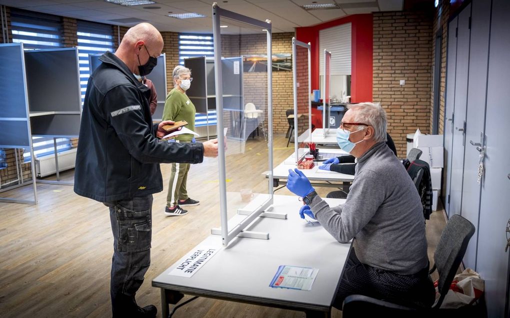 In de hervormde Ichthuskerk in Ridderkerk meldden zich maandagmorgen de eerste kiezers. De verkiezingen voor de Tweede Kamer zijn vanwege de coronamaatregelen over drie dagen verspreid. Voor het eerst. beeld Cees van der Wal