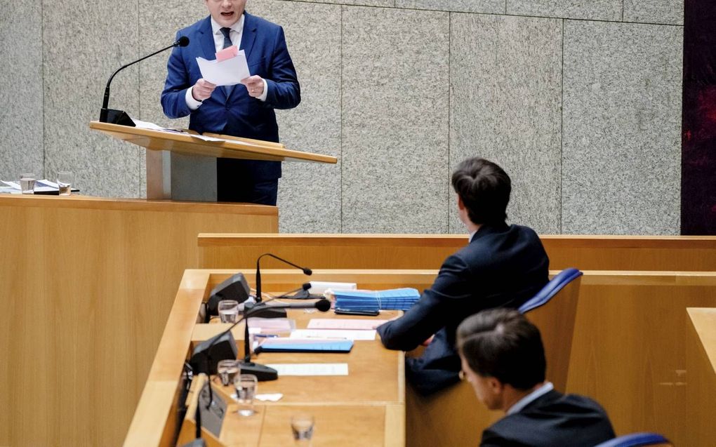 Omtzigt (links), Hoekstra (midden) en Rutte (onder) tijdens een debat in de Tweede Kamer. beeld ANP, Bart Maat