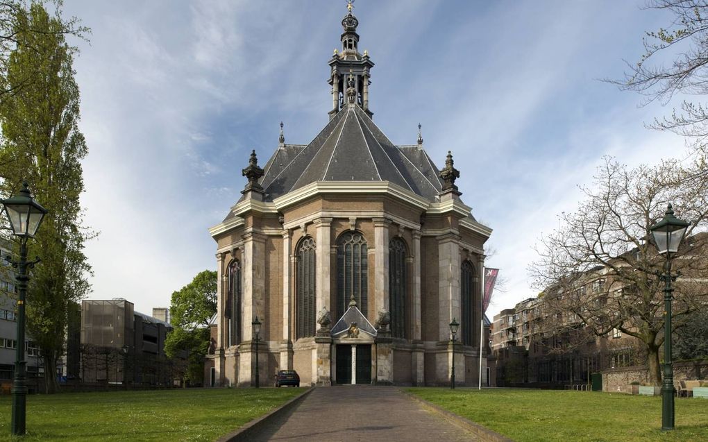 Kerkgeschiedenis is een levende werkelijkheid: een „wolk van getuigen” (Hebr. 11) die nog steeds groeit en waarin het ene lid met het andere lid in gebed meelijdt. Foto: de Nieuwe Kerk in Den Haag beeld Berbera van den Hoek