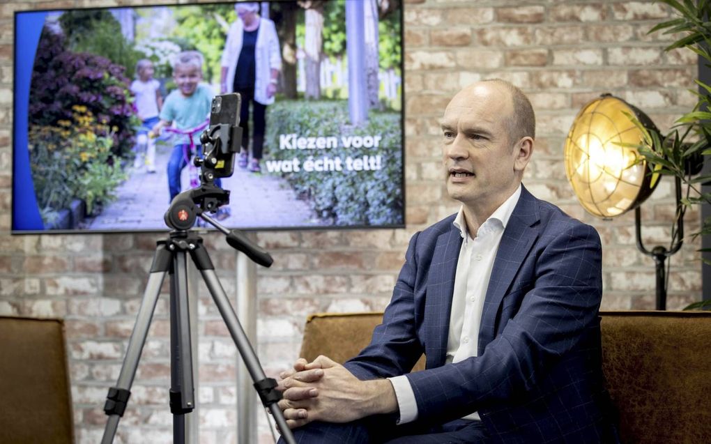 „Segers liet zich in zijn podcast uitgebreid aan de tand voelen door zijn drie welbespraakte dochters.” Foto: Segers beantwoordt live vragen via Instagram. beeld ​EPA, Koen van Weel