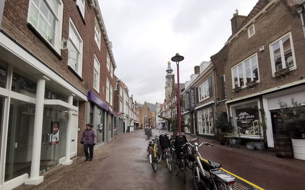 In de Nieuwe Burg, een winkelstraat tussen de monumentale Abdijtoren Lange Jan en de Markt, staan enkele winkelpanden leeg. beeld Van Scheyen Fotografie