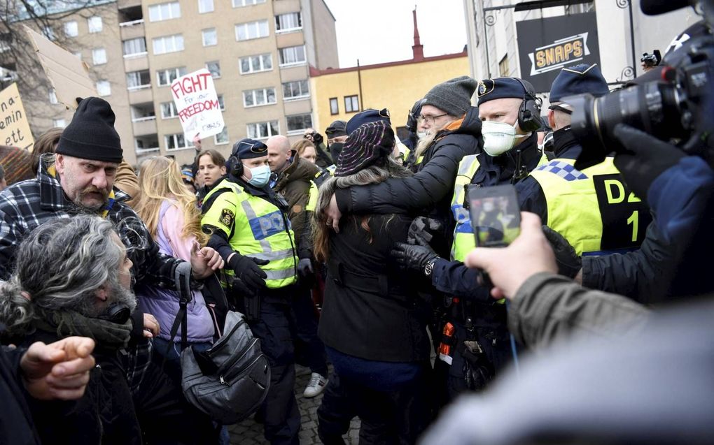 Een protest in Stockholm tegen de coronamaatregelen. Een ander deel van de bevolking vindt het beleid juist niet ver genoeg gaan. beeld AFP, Henrik Montgomery