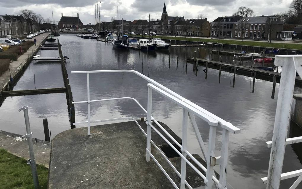 De situatie is somber. De gemeente Zwartewaterland kleurt donkerrood op de coronakaart. De brandhaard doet zich vooral voor in Genemuiden. Blik op de haven van het tapijtstadje. 
 beeld Gerard ten Voorde