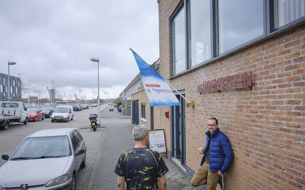 Veldwerker Jaco Hakkenberg (r.) bij christelijk inloophuis De Hoeksteen in gesprek met een bewoner van de Utrechtse wijk Leidsche Rijn. beeld Sjaak Verboom