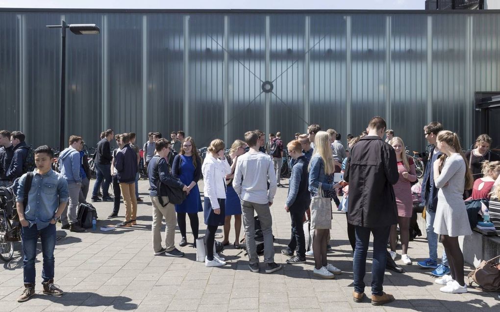 Leerlingen op het plein het Wartburg College, locatie Guido de Brès. beeld Sjaak Verboom