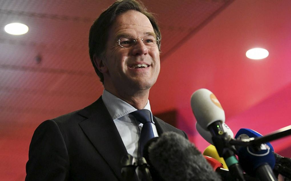 VVD-leider en premier Mark Rutte reageert enthousiast op de verkiezingsuitslag. beeld Pool/AFP, Piroschka van de Wouw