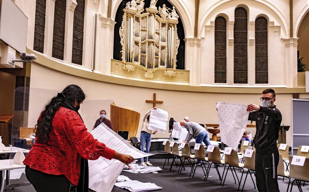 Kolossale biljetten in de gereformeerde Wilhelminakerk in Dordt. beeld Dirk Hol