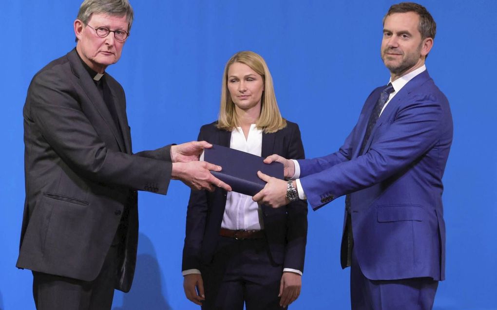 De Keulse aartsbisschop Rainer Woelki (l.) nam donderdag een rapport in ontvangst over seksueel misbruik in zijn bisdom. beeld Getty Images, Ina Fassbender