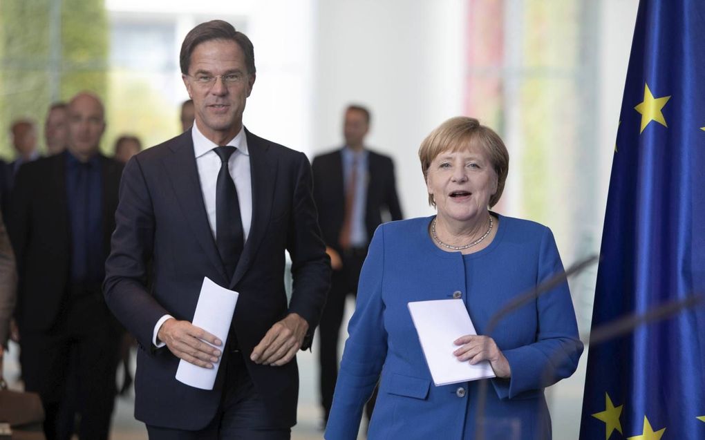 Rutte (l.) op bezoek bij Merkel. beeld EPA, Omer Messinger