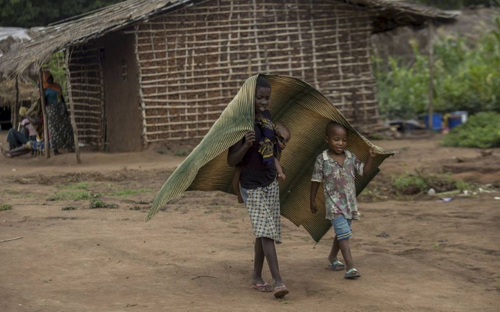 Islamitische extremisten in het noorden van Mozambique ontzien zelfs kinderen van elf jaar niet. Foto: Twee gevluchte jongens spelen in een opvangkamp. beeld AFP, Alfredo Zuniga