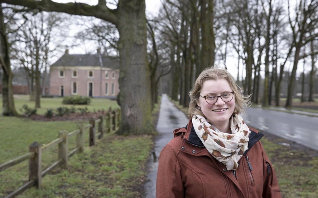 Arja Evers bij landgoed Kernhem in Ede, haar favoriete wandelplek. „De ene dag kan ik met iemand wandelen en prima een gesprek voeren. De andere dag is wandelen en praten een uitdaging omdat ik dan last heb van kortademigheid.” beeld RD, Anton Dommerholt