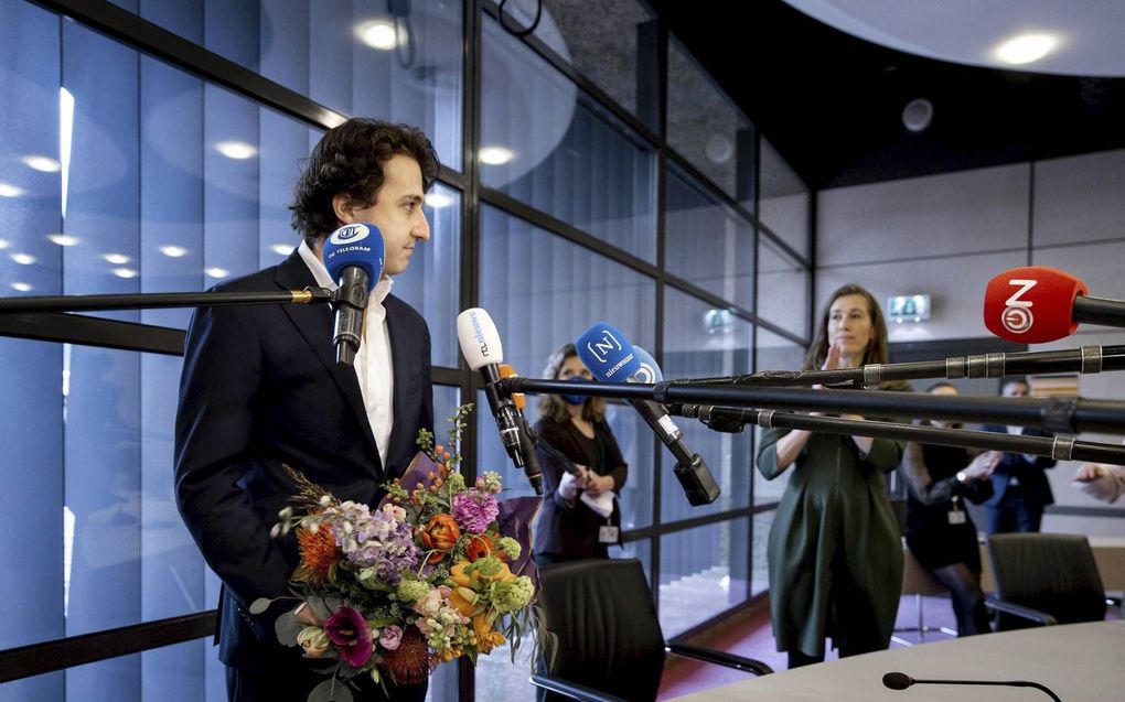 Bloemen en applaus voor GroenLinks-fractieleider Jesse Klaver, ondanks de pijnlijke verkiezingsnederlaag. Klaver moest op de eerste fractievergadering na de verkiezingen afscheid nemen van zes collega’s. beeld ANP, Remko de Waal