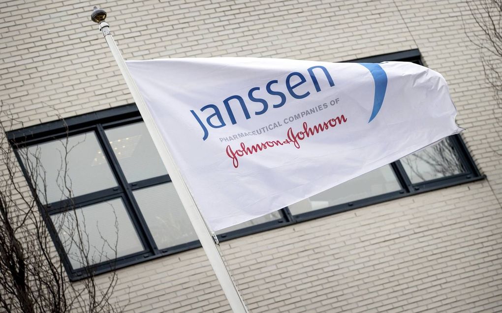 „Er is nu ook een goedgekeurd Nederlands vaccin, ontwikkeld in de Leidse vestiging van Janssen, onderdeel van de Amerikaanse farmaceut Johnson&Johnson.” beeld ANP, Sem van der Wal