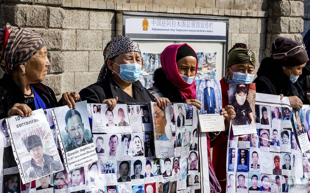 Oeigoerse vrouwen vroegen begin maart in Kazachstan aandacht voor de situatie in Xinjiang, China. beeld AFP, Abduaziz Madyarov