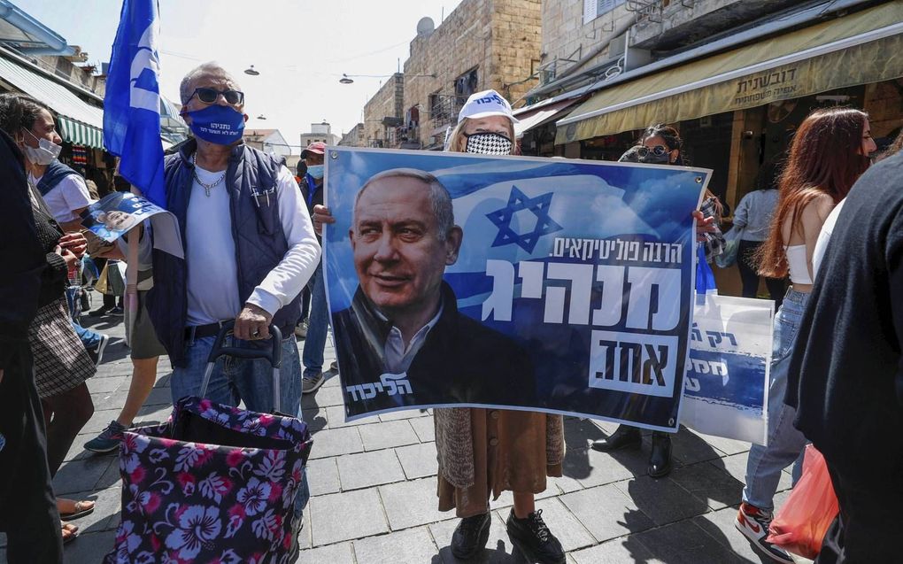 Aanhangers van de Israëlische premier Benjamin Netanyahu voerden vrijdag campagne voor zijn Likudpartij op de Mahane Yehudamarkt in het centrum van Jeruzalem Israël gaat dinsdag naar de stembus om een nieuw parlement te kiezen. beeld AFP, Emmanuel Dunand