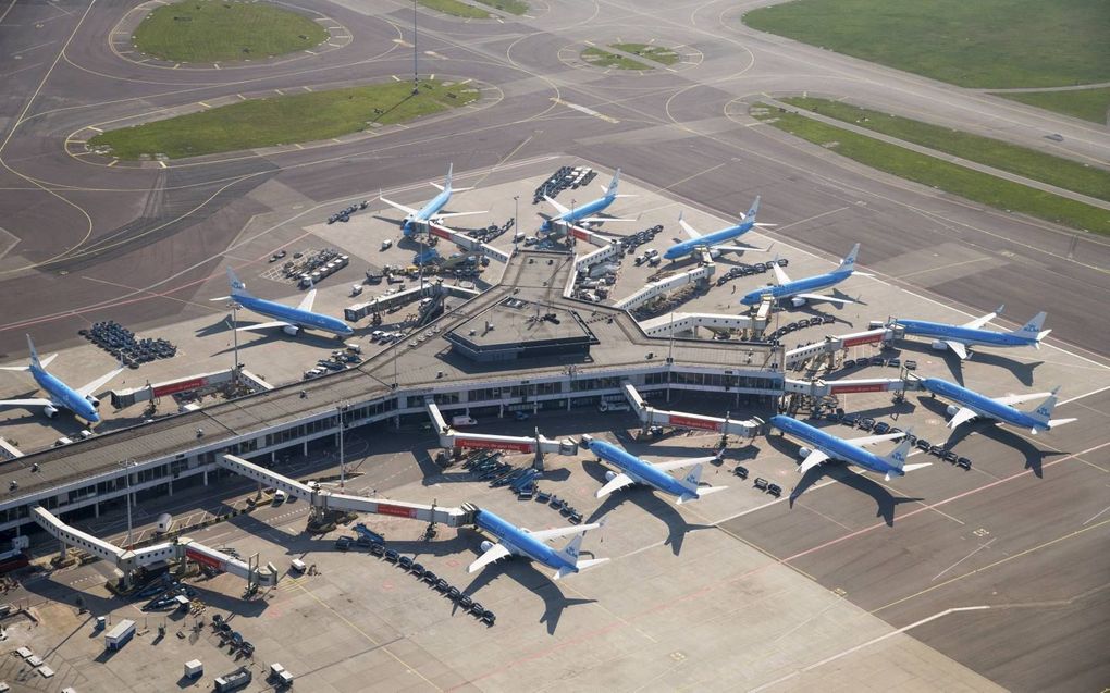 April 2020. Door corona kwam het vliegverkeer van en naar Schiphol stil te liggen. Dat scheelde flink in de CO2-uitstoot.  beeld ANP, Bram van de Biezen