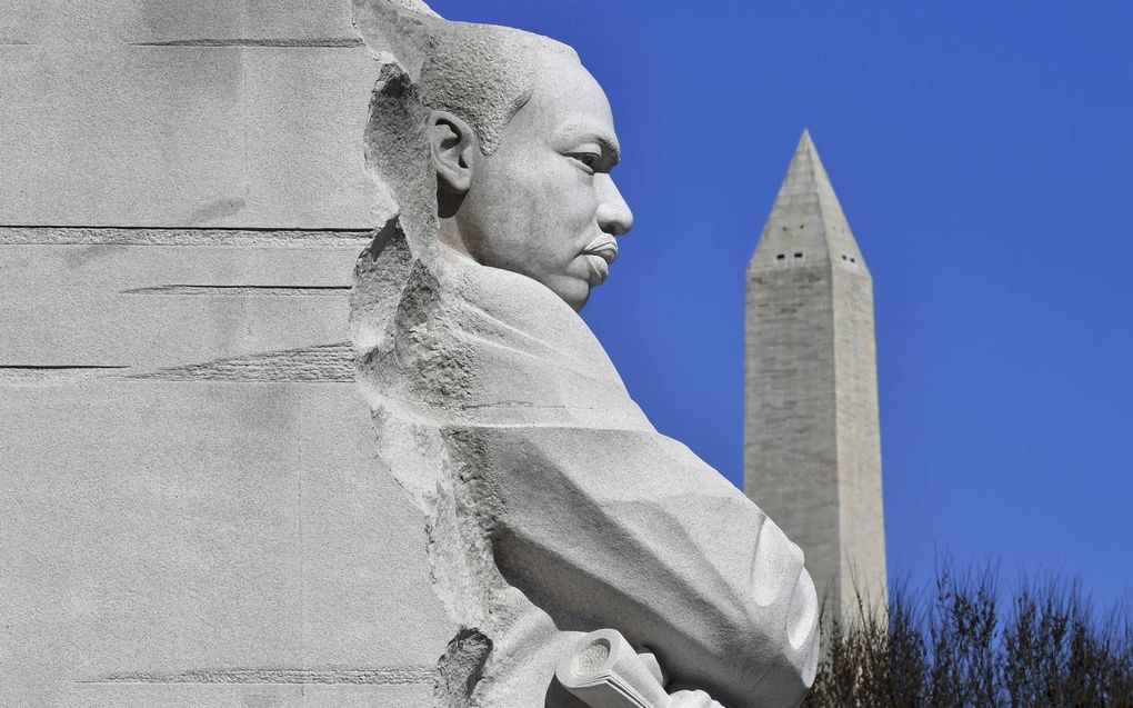 „De zwarte predikant Martin Luther King werd in zijn strijd tegen onrecht doelwit van een enorme haat en tegenstand. Dit kostte hem uiteindelijk zijn leven.” Foto: standbeeld in Washington. beeld AFP, Mandel Ngan