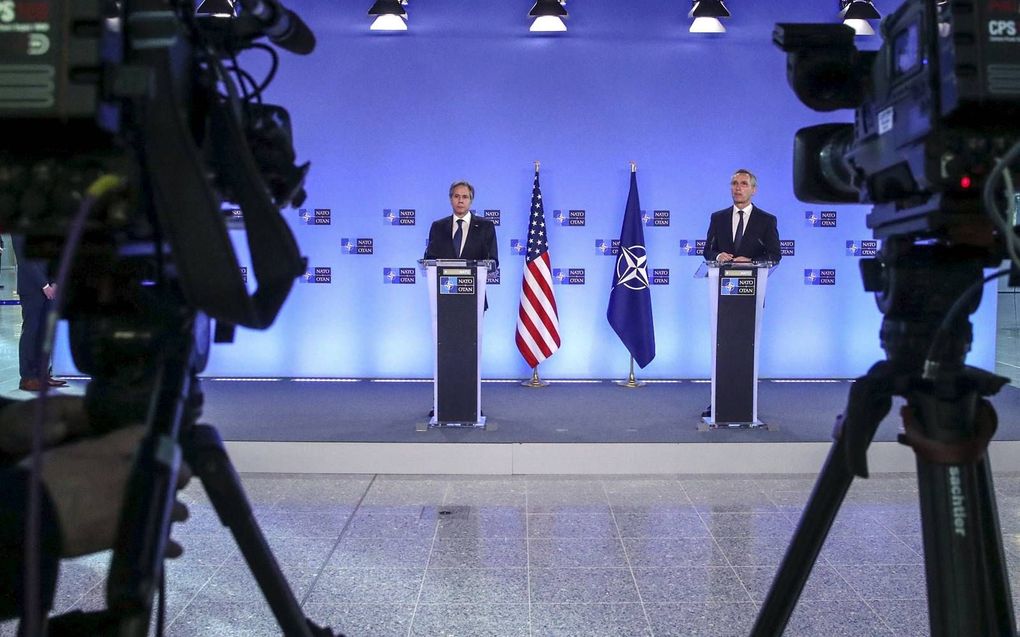 Antony Blinken (l.), de Amerikaanse minister van Buitenlandse Zaken, maakte dinsdag zijn opwachting in het NAVO-hoofdkwartier. Ondanks de coronamaatregelen kwamen alle andere ministers ook naar Brussel, omdat het bezoek van de nieuwe minister van de regering-Biden als een nieuwe start voor het bondgenootschap wordt gezien. Rechts NAVO-chef Jens Stoltenberg. beeld AFP, Yves Herman