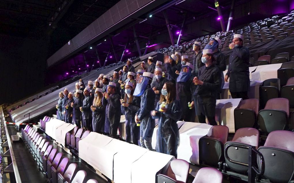 Een mondkapje of faceshield kan druppels effectief opvangen, ontdekte prof. Verdaasdonk bij een zangexperiment in de Ziggo Dome, voorafgaand aan een dansfestival. beeld ANP, Ferdy Damman.