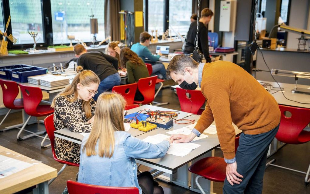 Leerlingen van het Wartburg College in Rotterdam. De stijging van het aantal besmettingen onder jongeren heeft volgens het RIVM waarschijnlijk te maken met de heropening van middelbare scholen op 1 maart. beeld Cees van der Wal