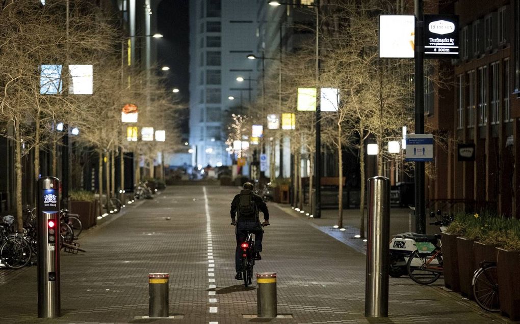 „Vanuit rechtstatelijk perspectief is het een groot bezwaar om een ingrijpend middel als de avondklok zonder blikken of blozen mee te nemen in het gehele pakket van maatregelen.” beeld ANP, Sem van der Wal