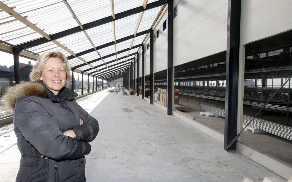 Liza Beek is blij dat haar nieuwe pluimveestal bijna klaar is. Op 14 mei komen de eerste kippen. In juni 2020 brandde het bedrijf in Barneveld af na blikseminslag. Haar man René, die ook een bouwbedrijf runt, bouwde zelf de nieuwe stal. Die is beter tegen brand beveiligd. beeld VidiPhoto