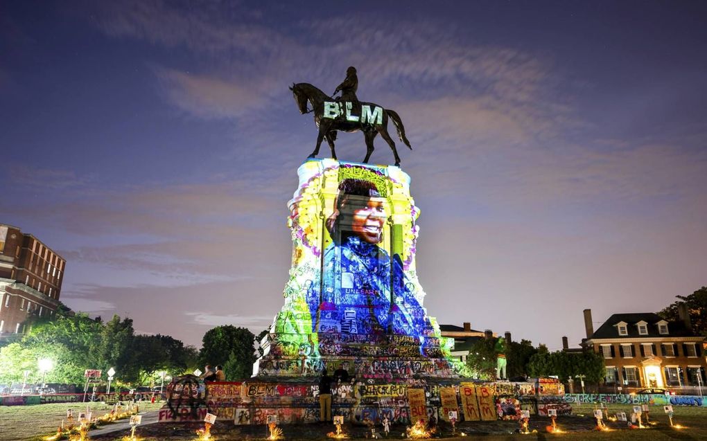 De afkorting van Black Lives Matter en een foto van Breonna Taylor, die door politiekogels om het leven kwam, worden in Richmond geprojecteerd op een standbeeld van generaal Robert E. Lee. Hij voerde de confederale troepen aan tijdens de Amerikaanse Burgeroorlog. beeld EPA, Jim Lo Scalzo